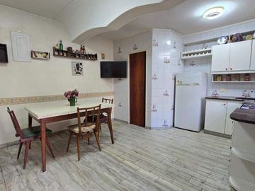 VENTA CASA CON TERRAZA PATIO Y COCHERA  FLORES
