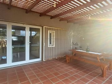 Venta Casa 3 Dormitorios con pileta Sta Isabel Cba