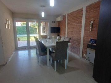 Venta Casa 3 Dormitorios con pileta Sta Isabel Cba