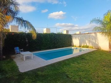 Venta Casa 3 Dormitorios con pileta Sta Isabel Cba