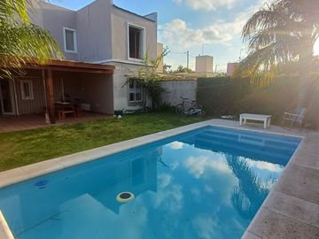 Venta Casa 3 Dormitorios con pileta Sta Isabel Cba