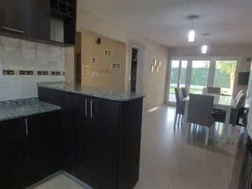 Venta Casa 3 Dormitorios con pileta Sta Isabel Cba