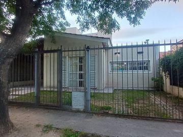 Venta Casa 3 Dormitorios con pileta Sta Isabel Cba