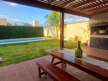 Venta Casa 3 Dormitorios con pileta Sta Isabel Cba