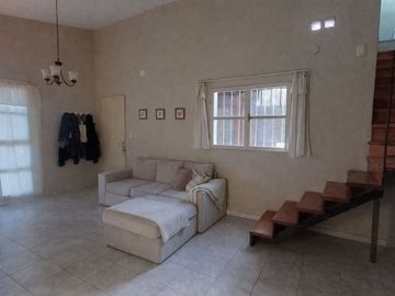 Venta Casa 3 Dormitorios con pileta Sta Isabel Cba