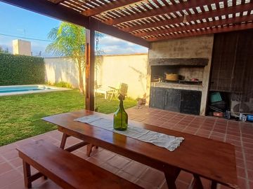 Venta Casa 3 Dormitorios con pileta Sta Isabel Cba