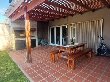 Venta Casa 3 Dormitorios con pileta Sta Isabel Cba