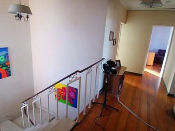 SE VENDE GRAN CASA DE 6 D 3 B, ESTAC Y SUBTE EN CERRO ALEGRE
