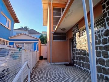 SE VENDE GRAN CASA DE 6 D 3 B, ESTAC Y SUBTE EN CERRO ALEGRE