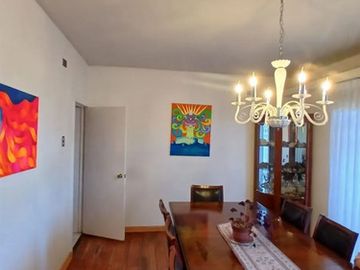 SE VENDE GRAN CASA DE 6 D 3 B, ESTAC Y SUBTE EN CERRO ALEGRE