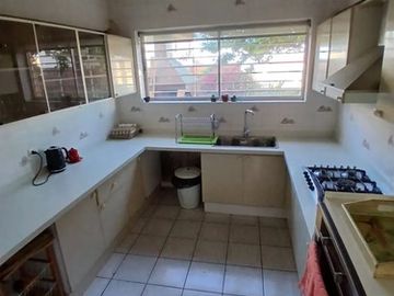 SE VENDE GRAN CASA DE 6 D 3 B, ESTAC Y SUBTE EN CERRO ALEGRE