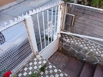 SE VENDE GRAN CASA DE 6 D 3 B, ESTAC Y SUBTE EN CERRO ALEGRE