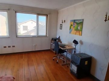 SE VENDE GRAN CASA DE 6 D 3 B, ESTAC Y SUBTE EN CERRO ALEGRE