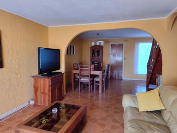 SE VENDE AMPLIO DEPTO DE 2 PISOS, 3D, 2B, 2 ESTAC, SIN G/C