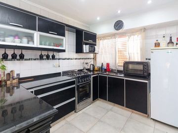 CASA 5 AMBIENTES CON COCHERA PILETA Y QUINCHO