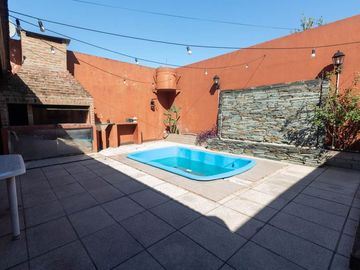 CASA 5 AMBIENTES CON COCHERA PILETA Y QUINCHO