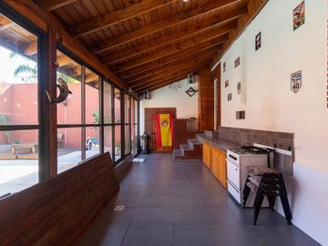 CASA 5 AMBIENTES CON COCHERA PILETA Y QUINCHO