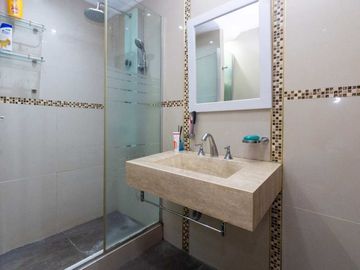 CASA 5 AMBIENTES CON COCHERA PILETA Y QUINCHO