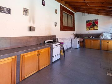 CASA 5 AMBIENTES CON COCHERA PILETA Y QUINCHO