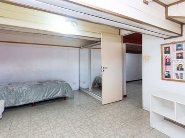 CASA 5 AMBIENTES CON COCHERA PILETA Y QUINCHO