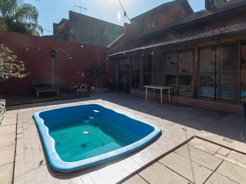 CASA 5 AMBIENTES CON COCHERA PILETA Y QUINCHO