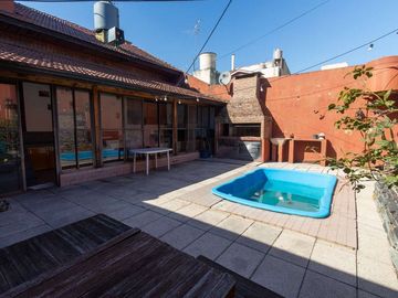 CASA 5 AMBIENTES CON COCHERA PILETA Y QUINCHO