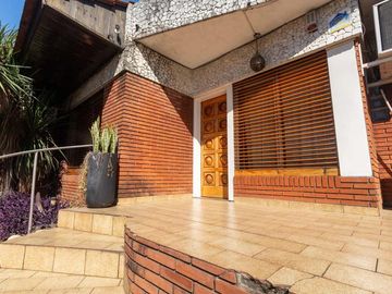 CASA 5 AMBIENTES CON COCHERA PILETA Y QUINCHO