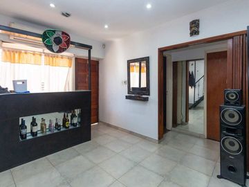 CASA 5 AMBIENTES CON COCHERA PILETA Y QUINCHO