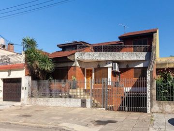 CASA 5 AMBIENTES CON COCHERA PILETA Y QUINCHO