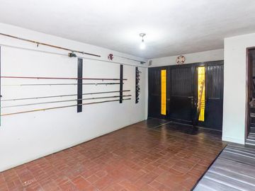 CASA 5 AMBIENTES CON COCHERA PILETA Y QUINCHO