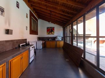 CASA 5 AMBIENTES CON COCHERA PILETA Y QUINCHO