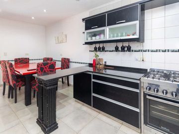 CASA 5 AMBIENTES CON COCHERA PILETA Y QUINCHO