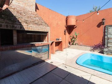 CASA 5 AMBIENTES CON COCHERA PILETA Y QUINCHO