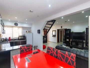CASA 5 AMBIENTES CON COCHERA PILETA Y QUINCHO