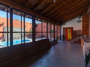 CASA 5 AMBIENTES CON COCHERA PILETA Y QUINCHO