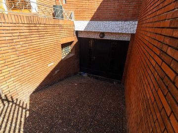 CASA 5 AMBIENTES CON COCHERA PILETA Y QUINCHO