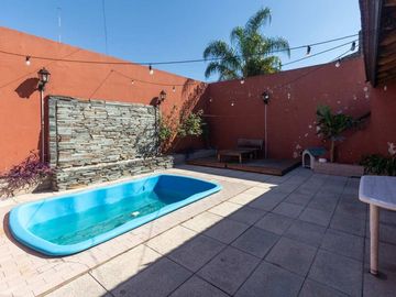 CASA 5 AMBIENTES CON COCHERA PILETA Y QUINCHO