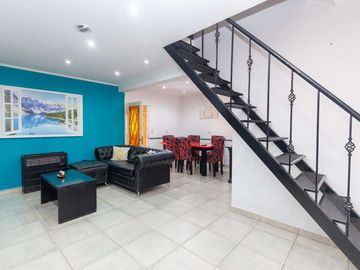 CASA 5 AMBIENTES CON COCHERA PILETA Y QUINCHO