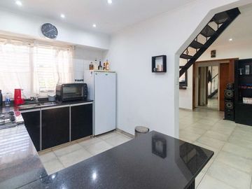 CASA 5 AMBIENTES CON COCHERA PILETA Y QUINCHO