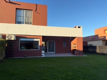 CASA 3 AMBIENTES EN VENTA CON JARDIN SIN EXPENSAS