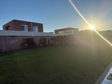 CASA 3 AMBIENTES EN VENTA CON JARDIN SIN EXPENSAS