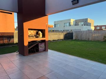 CASA 3 AMBIENTES EN VENTA CON JARDIN SIN EXPENSAS