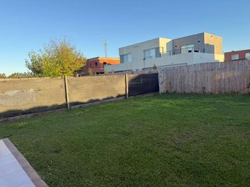 CASA 3 AMBIENTES EN VENTA CON JARDIN SIN EXPENSAS