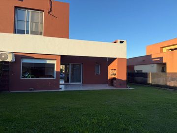 CASA 3 AMBIENTES EN VENTA CON JARDIN SIN EXPENSAS