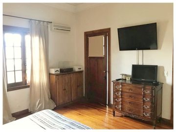 Imponente Casa De Estilo Inglés 6 Amb. En Z. Resid