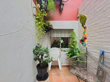 VENTA CASA 4 AMB. EN FLORES, REFACCIONADA