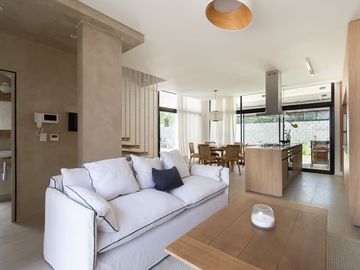 VENTA CASA 4 AMBIENTES PARQUE LELOIR COCHERA