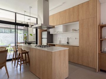 VENTA CASA 4 AMBIENTES PARQUE LELOIR COCHERA
