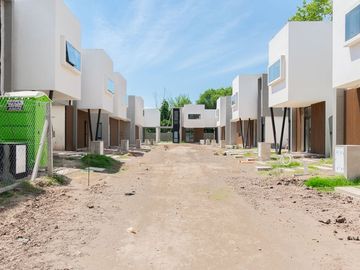 VENTA CASA 4 AMBIENTES PARQUE LELOIR COCHERA