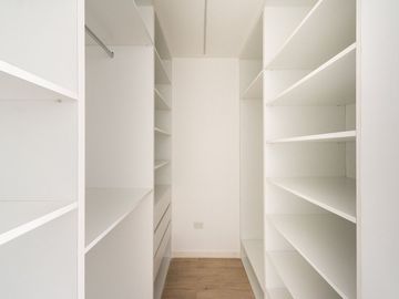 VENTA CASA 4 AMBIENTES PARQUE LELOIR COCHERA